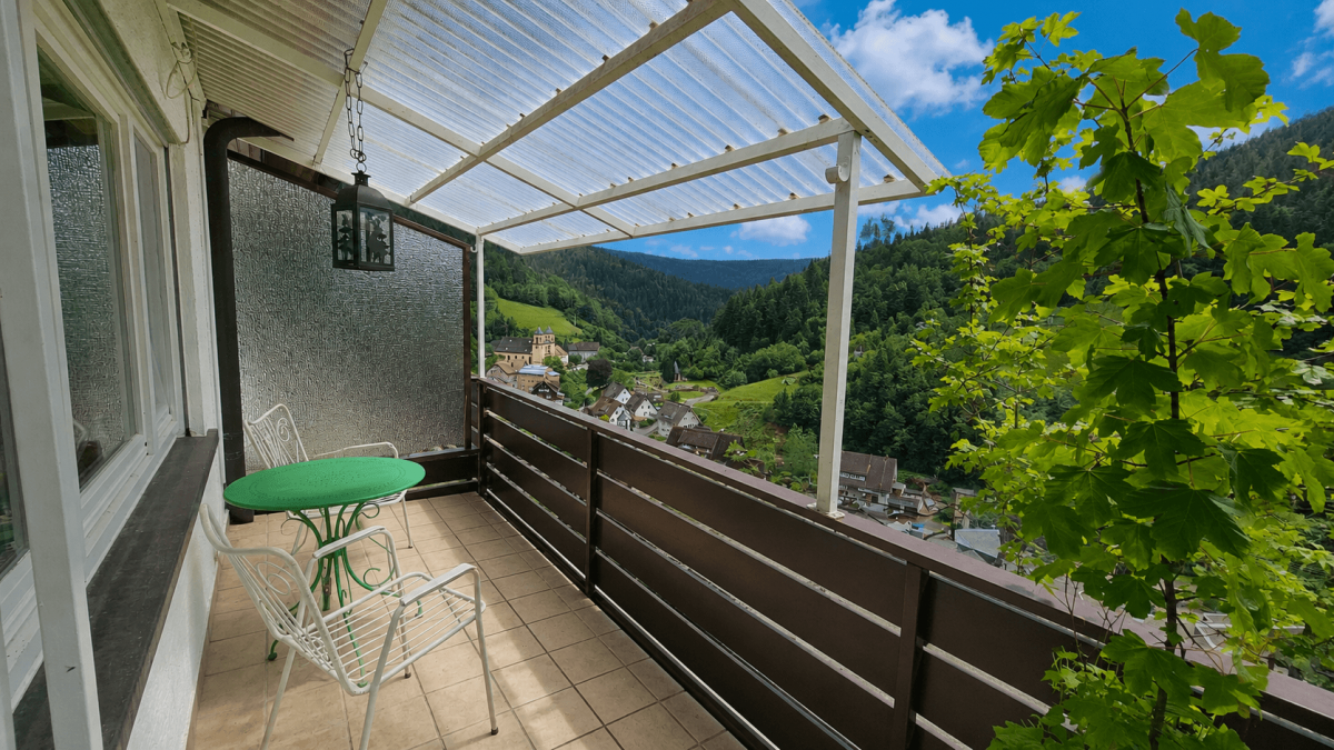 Balkon (Digital optimiert, persönliche Gegenstände entfernt)